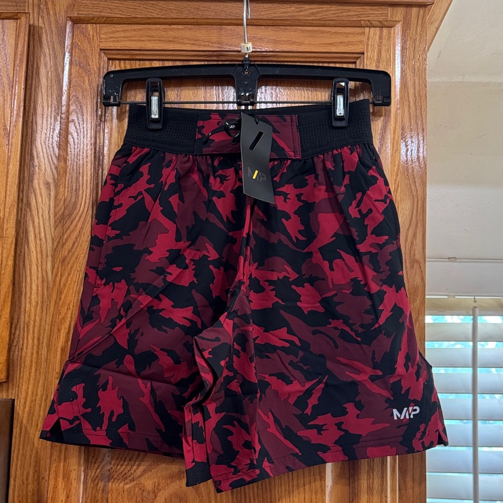 NWT MEN’s MyProtein Red and Black Camo 8” Shorts size XS (26-29)